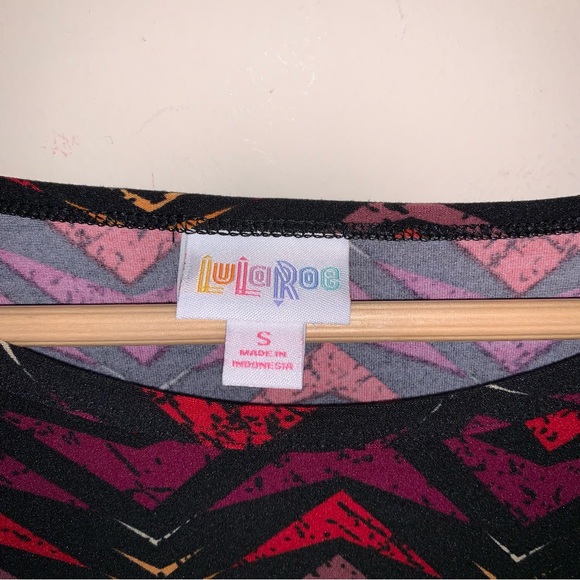 LulaRoe Irma Tunic Womens Small Short Sleeve Shirt Soft Flowy Top Black Triangle - Picture 5 of 10